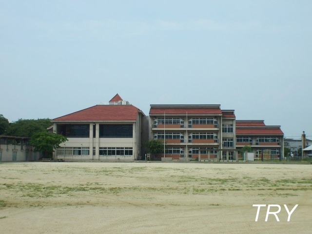 Primary school. Imperial City Imperial Palace until the elementary school (elementary school) 598m