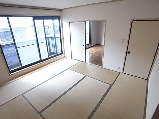 Other room space. It's sooo wide I 8 quires of Japanese-style room (^^