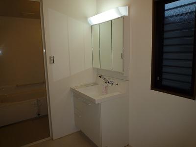 Wash basin, toilet. Renovation completed