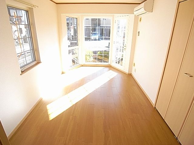 Other room space. It's sooo bright fashionable also a bay window ~