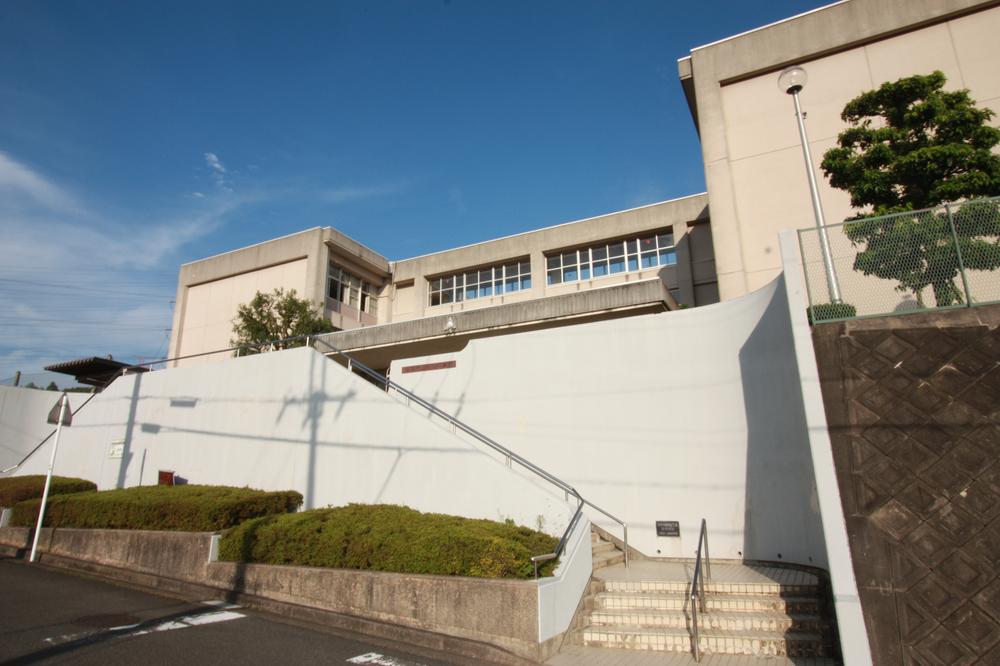 Junior high school. Ikoma City to stand Guangming junior high school 1607m 2012 years It seems to have celebrated its 30th anniversary.