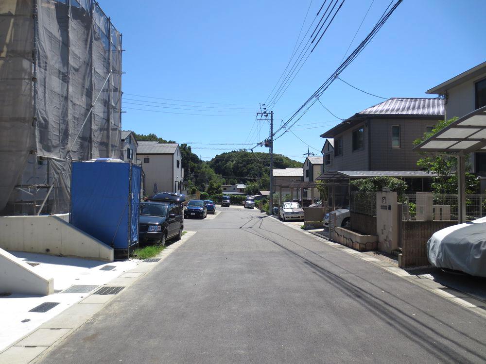 Local photos, including front road. ■ Front road is spacious 6.1m ■