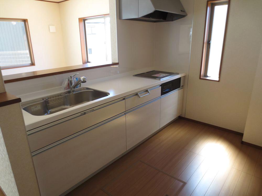 Kitchen. ■ System kitchen is equipped with a water purifier. ■