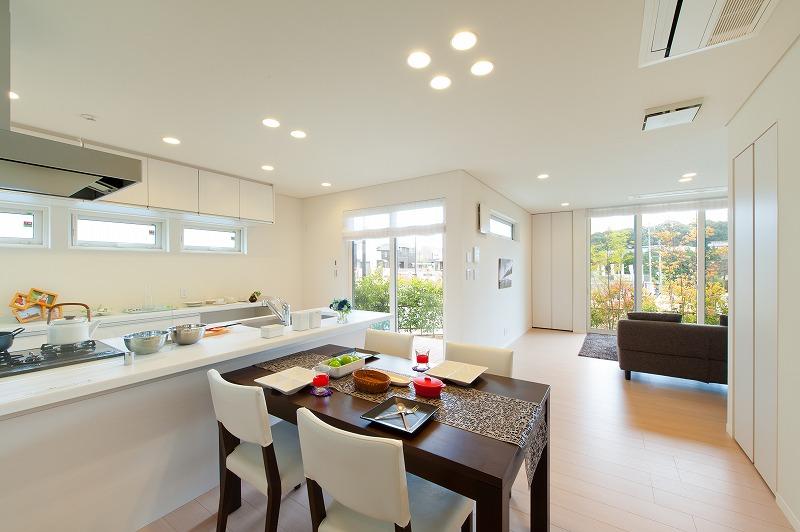 Neat coherent LDK in the air conditioning of the buried in Down Light. It provided a lot of openings, Light full of design. Uemachi base model house (because there near, I will guide)