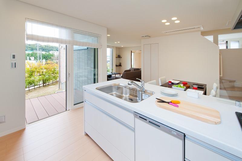 Model house photo. From the kitchen, With views of the garden can cuisine. Only because every day of housework, I want to be a place to get used to the bright mood. Uemachi base model house (kitchen)