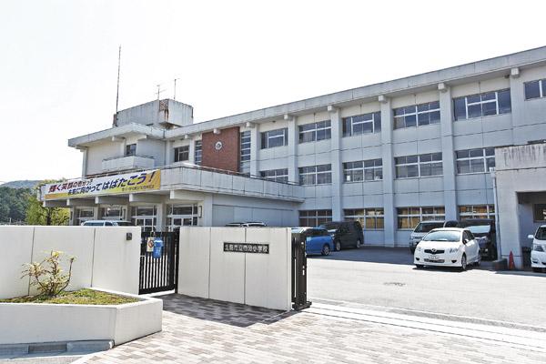 Primary school. Municipal Ichibu 460m 1982 opened up to elementary school. In response to changes in society, We aim to foster social who independent that can coexist in the international community