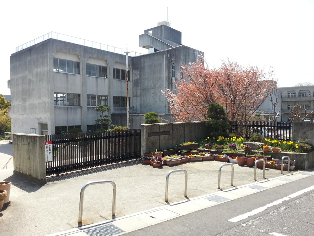 Primary school. Ikoma Municipal Ikoma 800m to East Elementary School