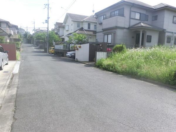 Local photos, including front road. There 6m road on the east side! !