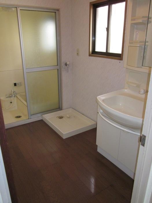 Wash basin, toilet. Indoor (12 May 2013) Shooting