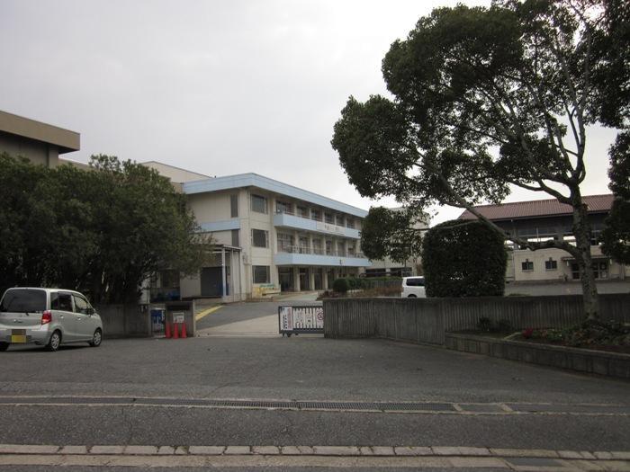 Primary school. Ikoma Municipal Mayumi Elementary School 1-minute walk