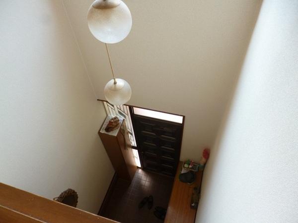 Entrance. There is a vaulted ceiling is on the front door! !