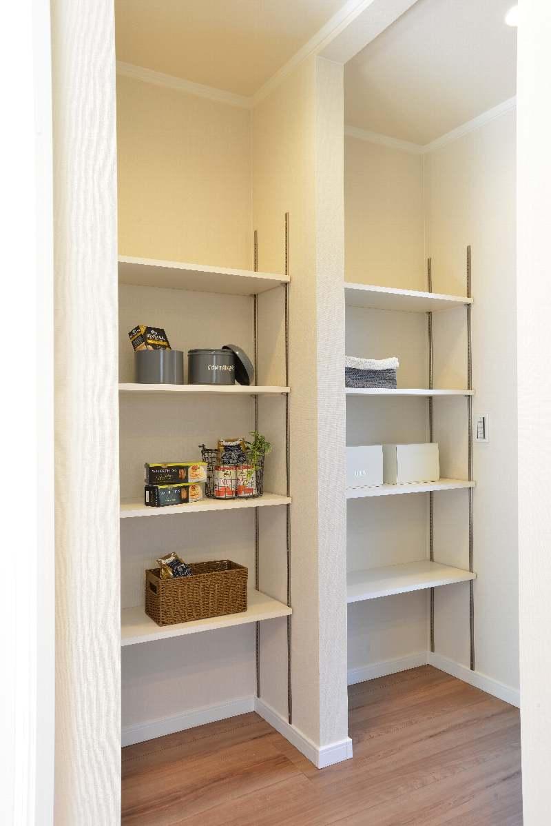 Kitchen. Such as stock food and tableware Tanpuri