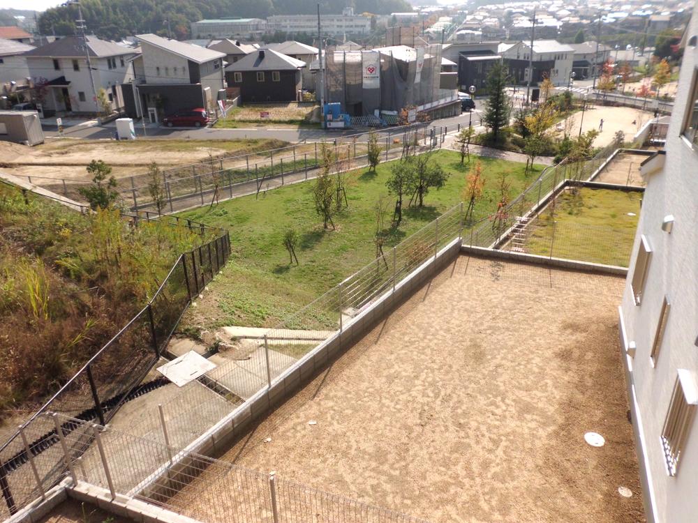 Hill photo. There is a large garden on the back side of the house, View is also good. Weekend is the way to enjoy a variety such as BBQ. 