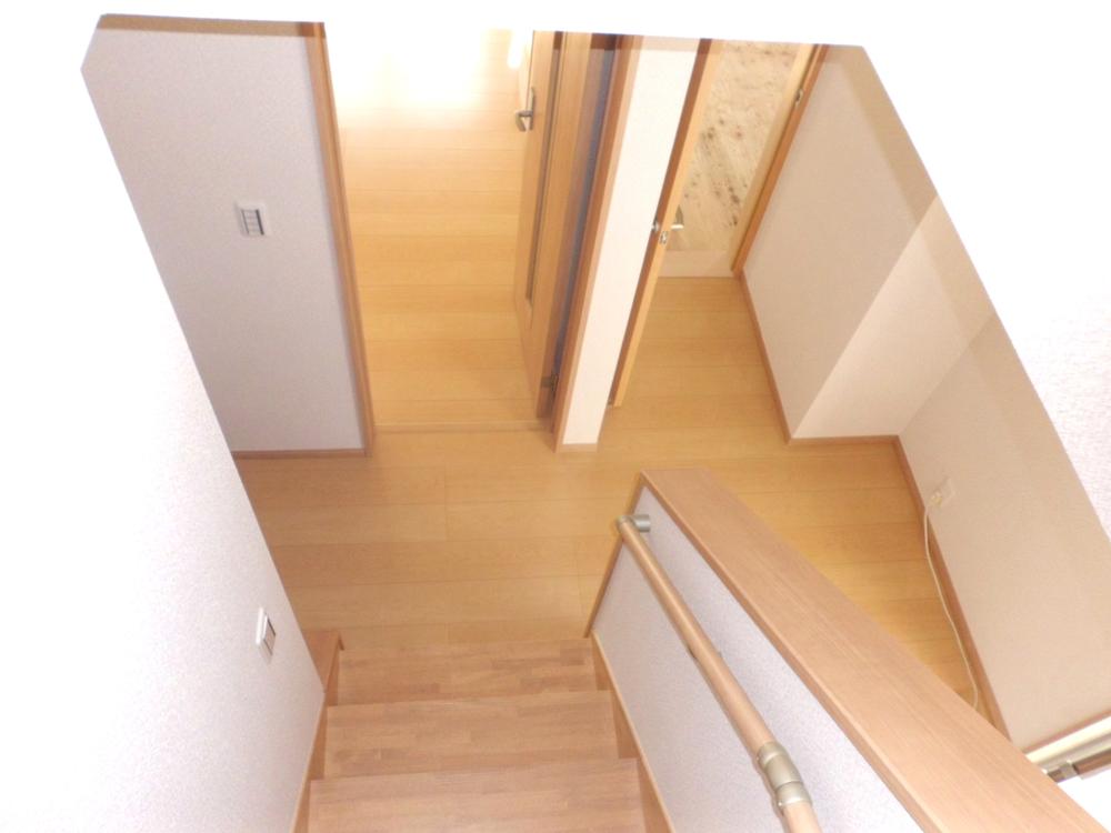 Other introspection. The staircase has a large window to insert the handrail and the bright light of peace of mind