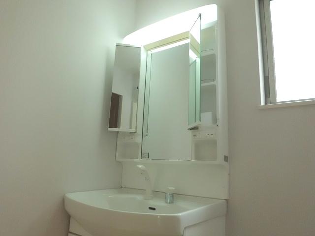 Model house photo. Vanity convenient storage is also attached to both sides. Very active in the morning of the shampoo because it became a shower Dresser formula