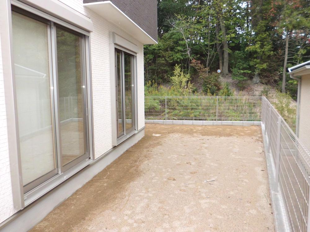 Garden. You can use a variety in the large garden that is out of the living room.