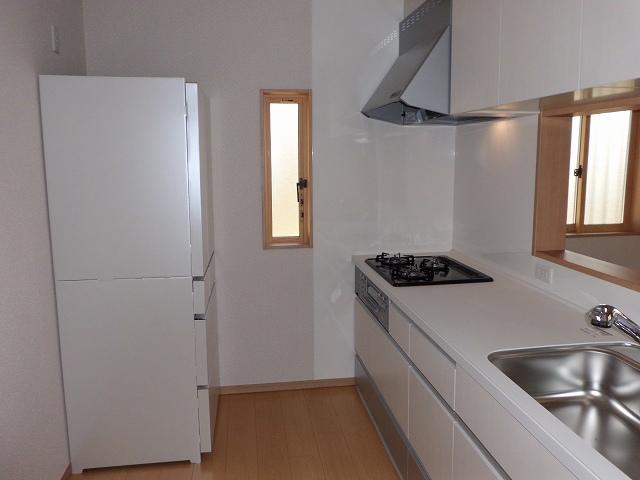 Kitchen. You can cook while watching the state of the family in the face-to-face kitchen.