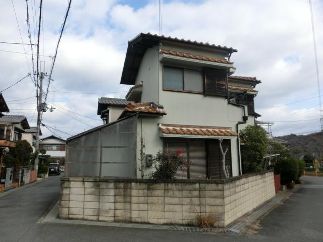 Local appearance photo. It is exhilarating in the corner lot.