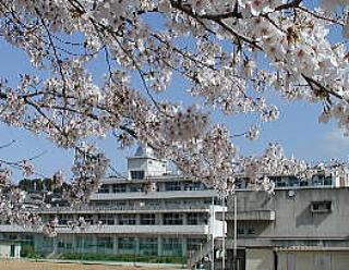 Junior high school. Ikoma Municipal Ikoma to South Junior High School 690m