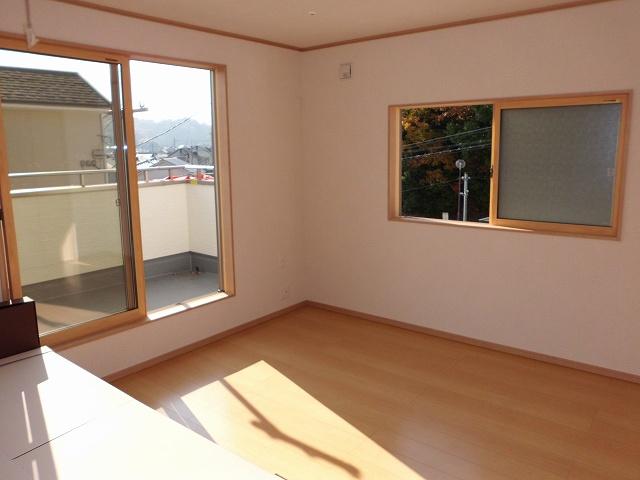 Other introspection. Each room can accommodate all the luggage there is a large closet