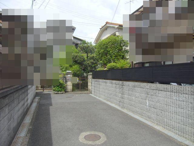 Local photos, including front road. Right is the back of the house