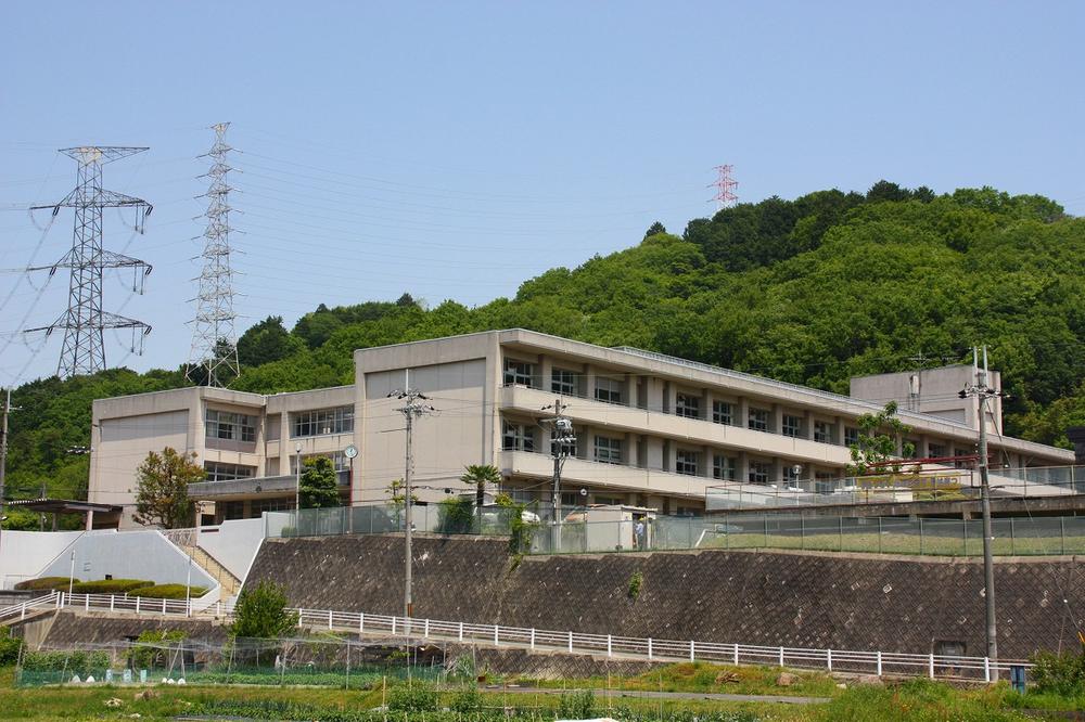 Junior high school. 1450m to Guangming Middle School