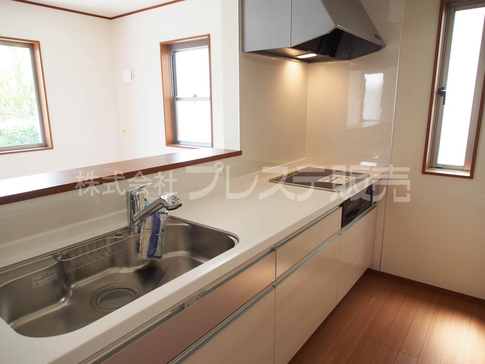 Same specifications photo (kitchen). Popular face-to-face kitchen