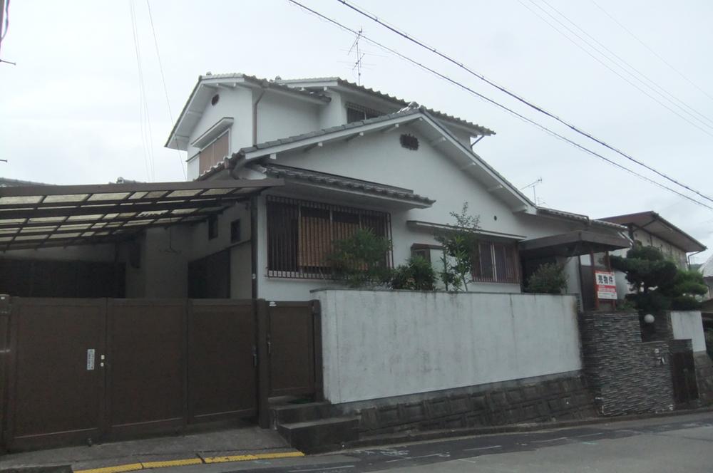 Local appearance photo. Local (10 May 2013) Shooting