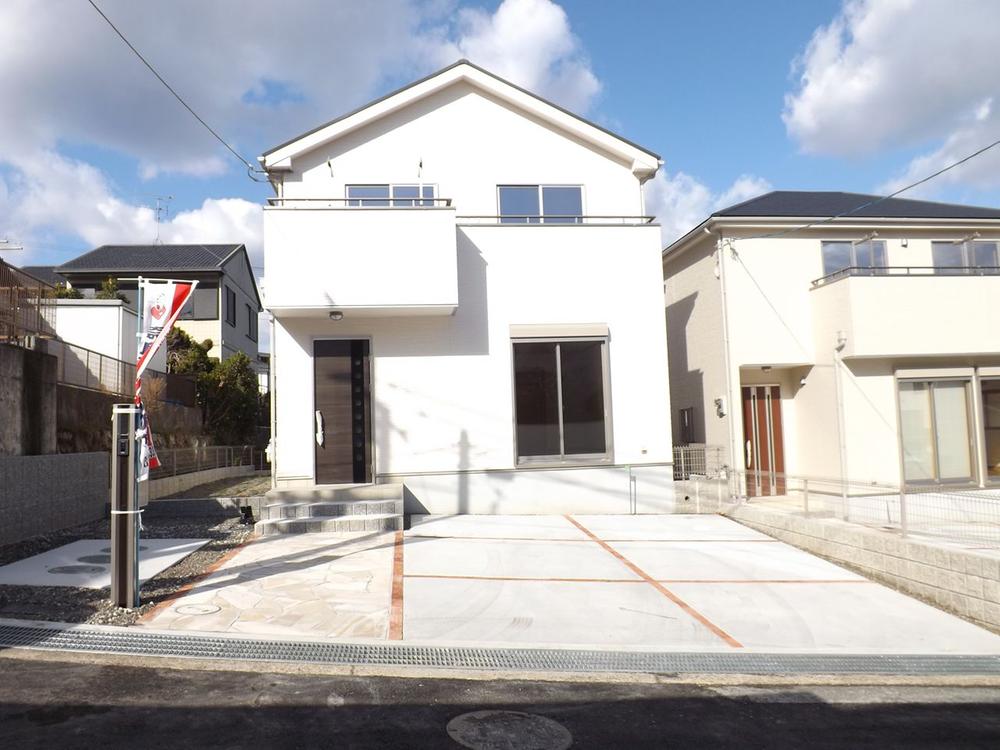 Local appearance photo. Local Photos (1 Building appearance) Parking 3 units can be, Parking also Hiroshi happy to front road!