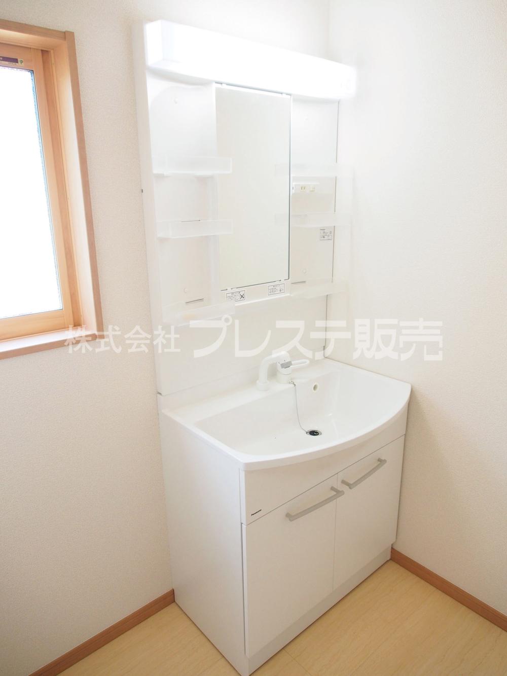 Wash basin, toilet. Local photo (No. 1 place wash basin)