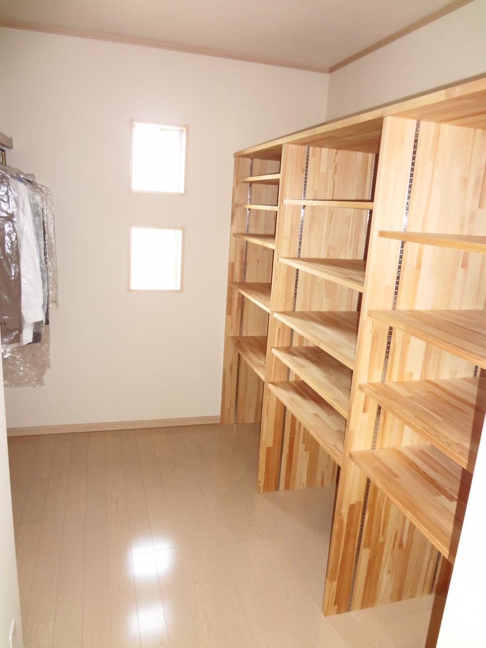 Receipt. Of the main bedroom Walking closet