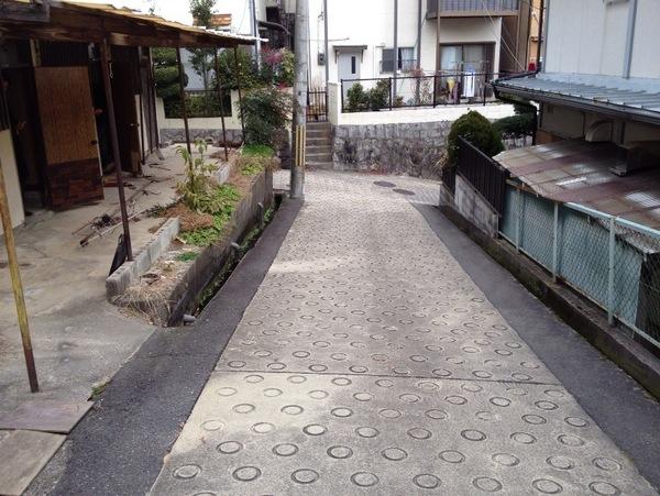 Local photos, including front road. By all means your only plan ... ☆