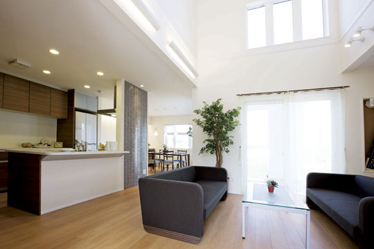 Model house photo. It opens the sliding door from a wide Hall, Spread is 24 tatami mats of LDK filled with light. Sure all means the coziness of the large space can keep a comfortable temperature in the unique "external insulation construction method" ( "hybrid model house" "house of the sun")