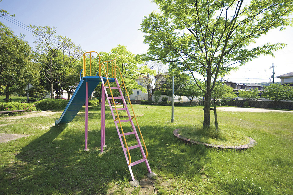 park. Shiraniwadai South Park local immediate vicinity. Through children, Likely to be deepened exchanges mom each other in the Town