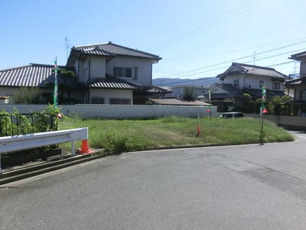 Local photos, including front road. There 6m wide the entire surface of the road