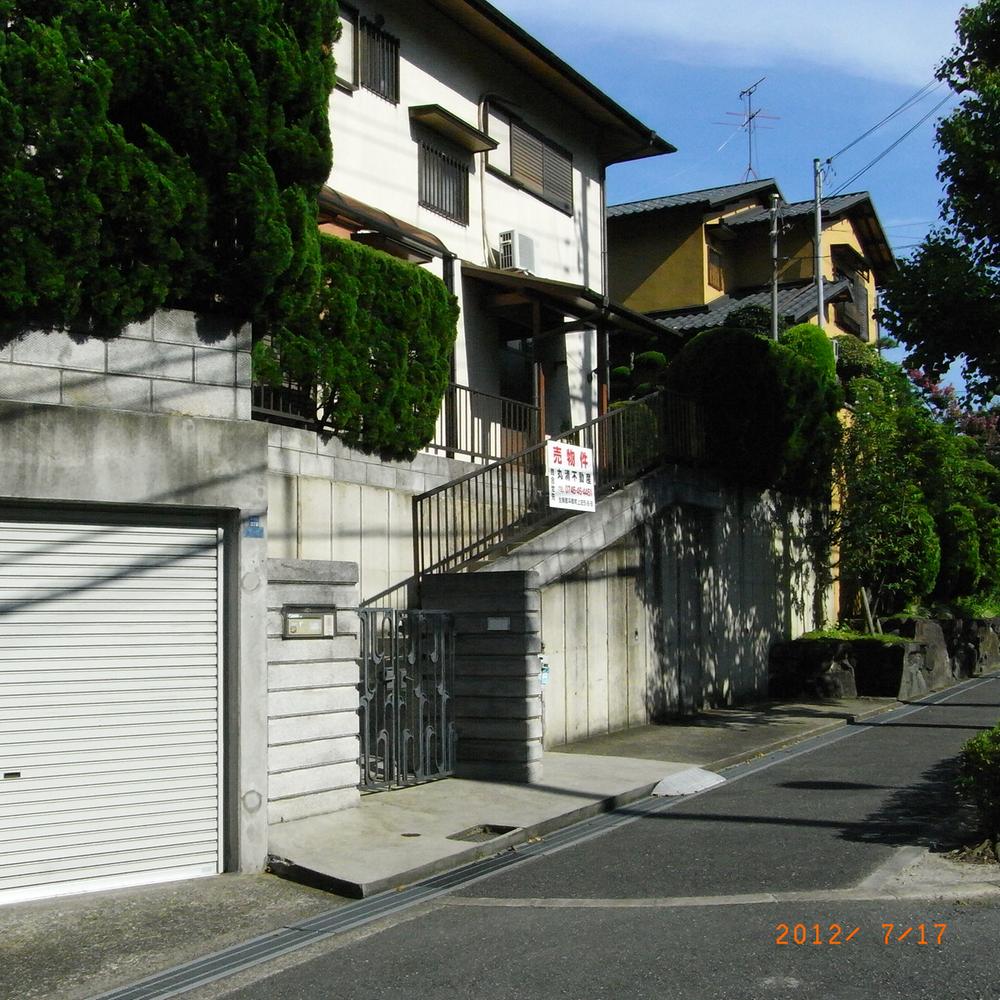 Local appearance photo. Local (July 2012) shooting