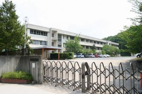 Junior high school. Ikoma until the municipal on the junior high school 500m