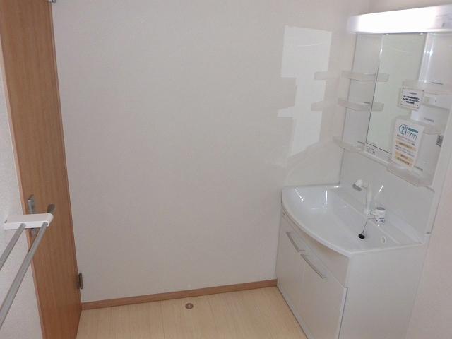 Wash basin, toilet. Vanity convenient storage is also attached to both sides. Very active in the morning of the shampoo because it became a shower Dresser formula