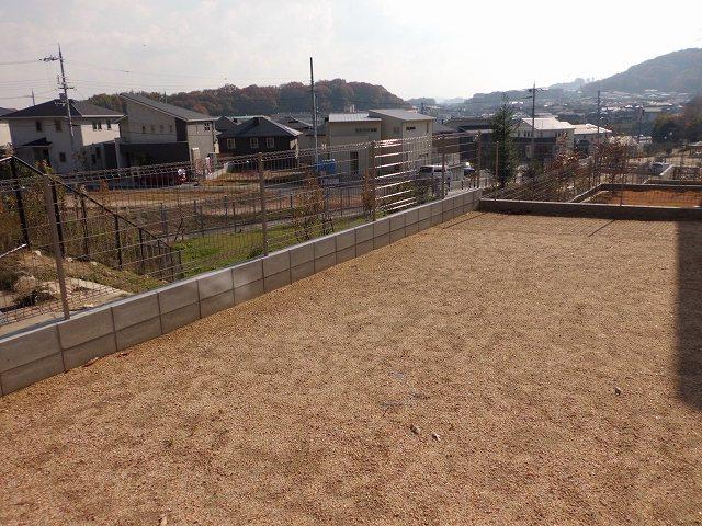 Garden. It is also a very good view from the south-facing spacious garden. 