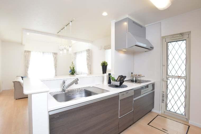 Kitchen.  [Kitchen overlooking the room] From the Kitchen, Also it looks appearance of the family in the living room and Japanese-style room. 