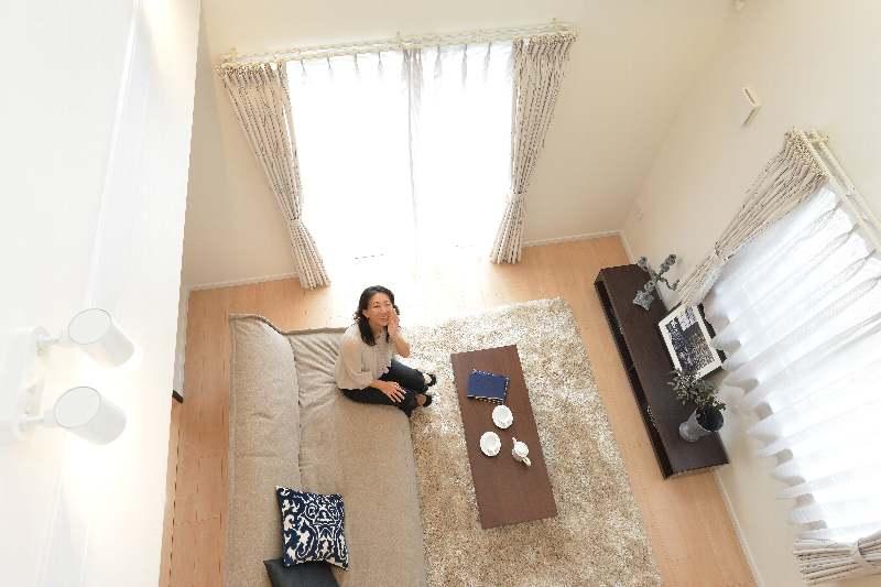 Living.  [Vaulted ceiling living room] From a large lighting window Insert the bright sunshine, It will be open space. 