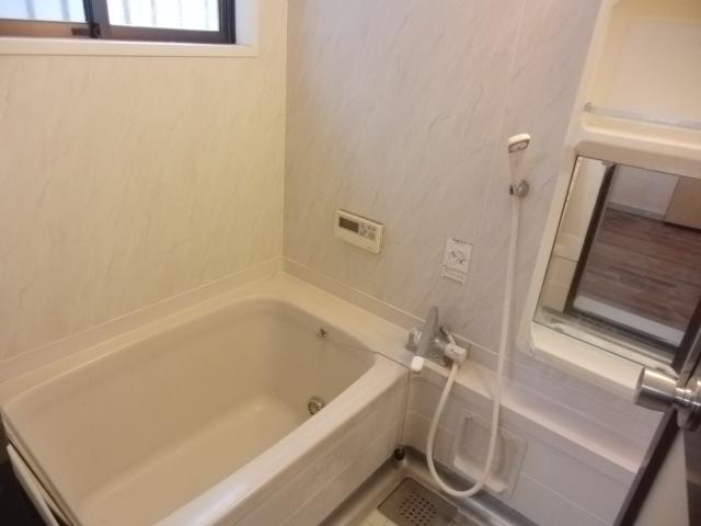Bathroom. Pat ventilation with a small window