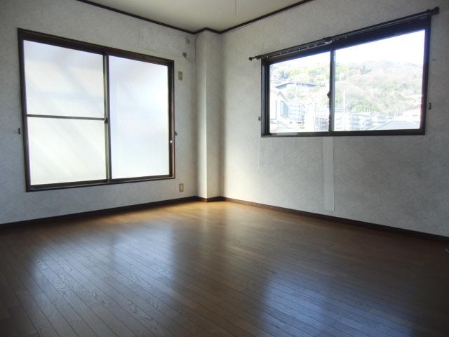 Non-living room. From here to the balcony