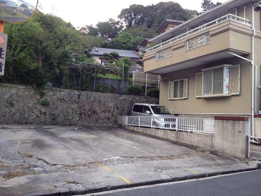 Parking lot.  ☆ Rental Parking is (six) ☆