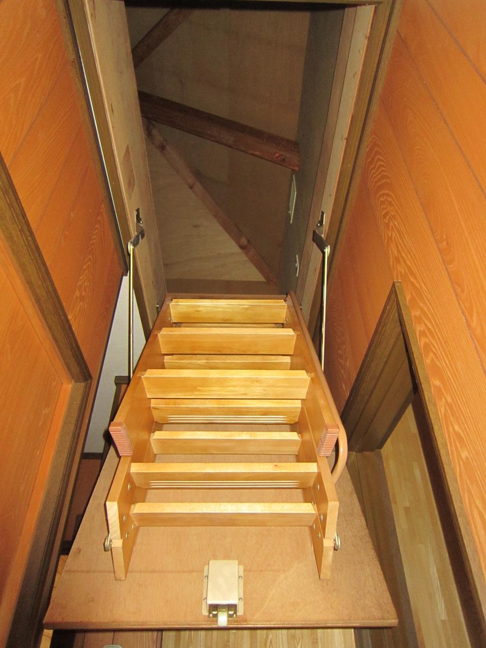 Receipt. Floor storage stairs unit with stairs up to the second floor hallway part.               Indoor (September 2013) Shooting