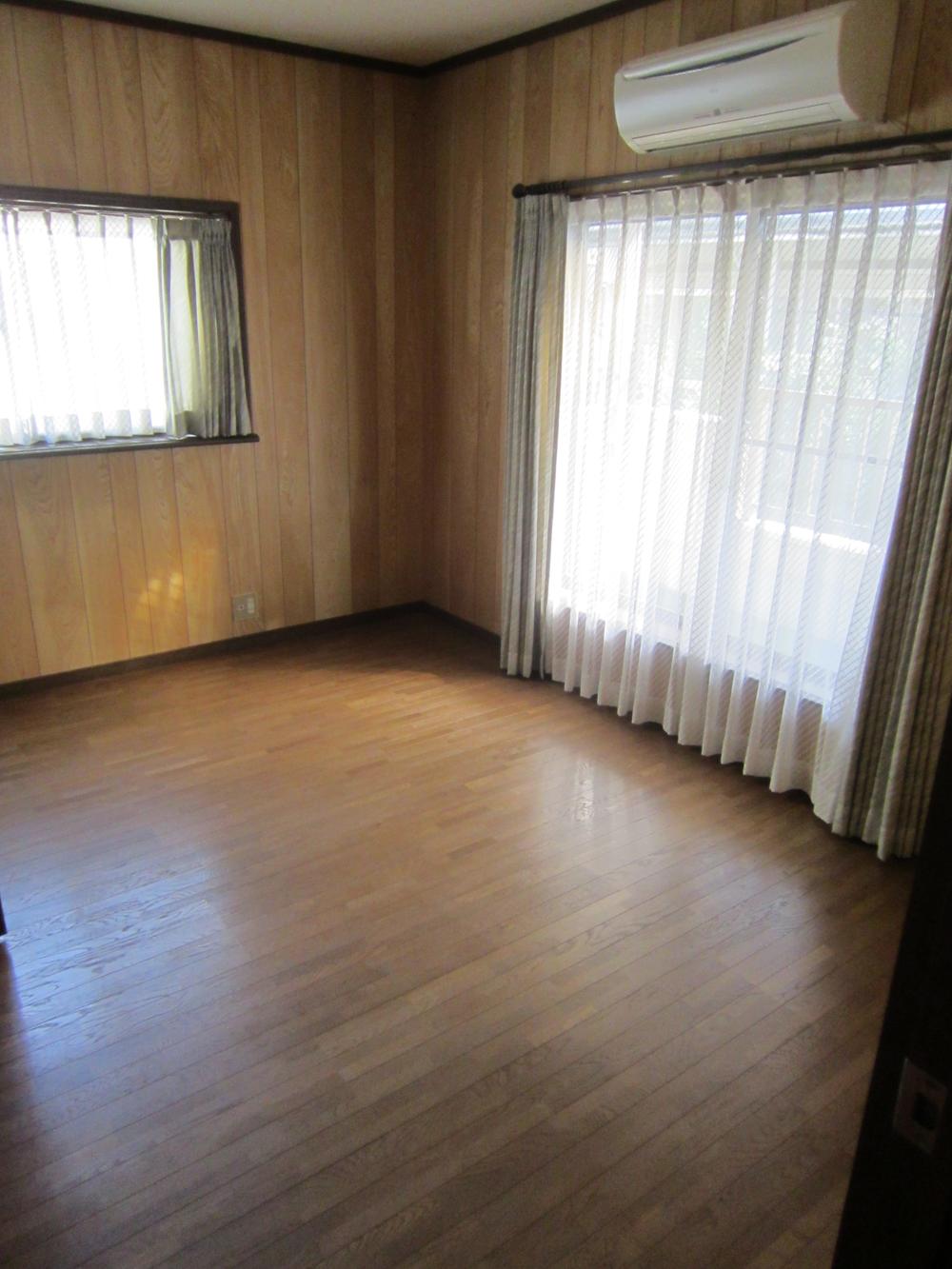 Non-living room. Window many bright Western-style 6 Pledge.           Indoor (September 2013) Shooting