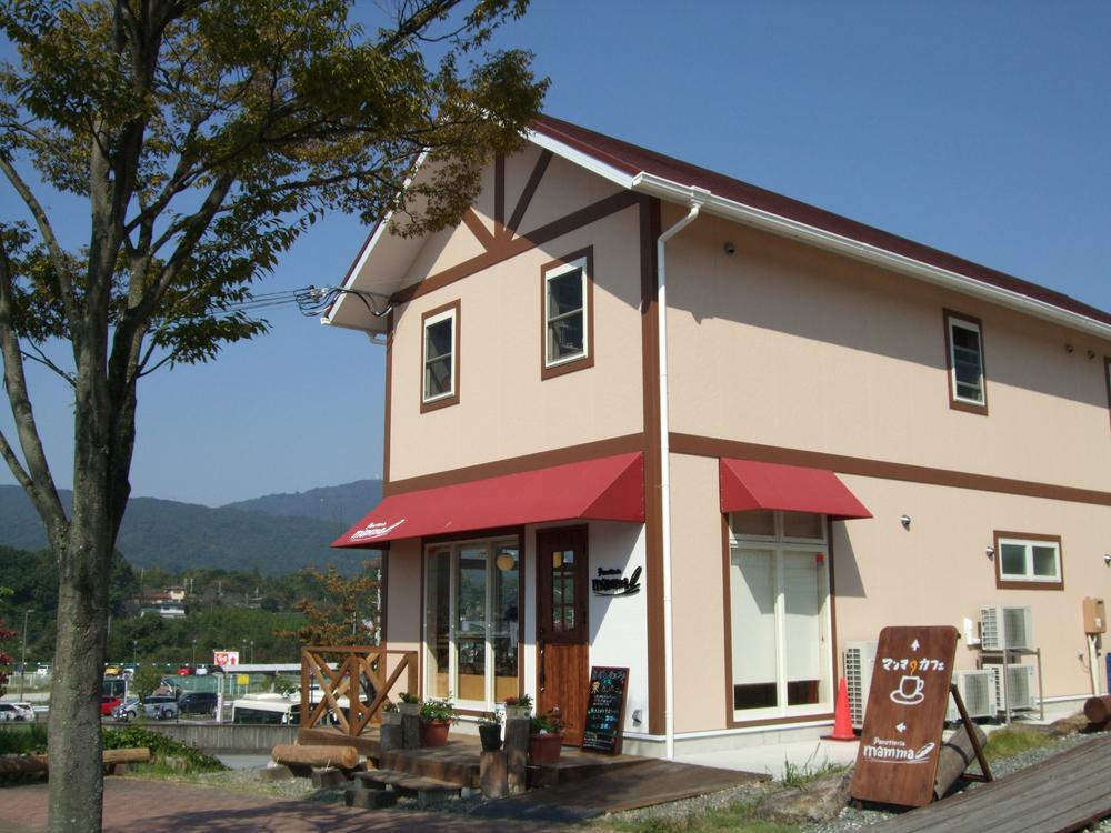Other Environmental Photo. Station bakery shop (in the town): opened the other day, Station bakery shop popular