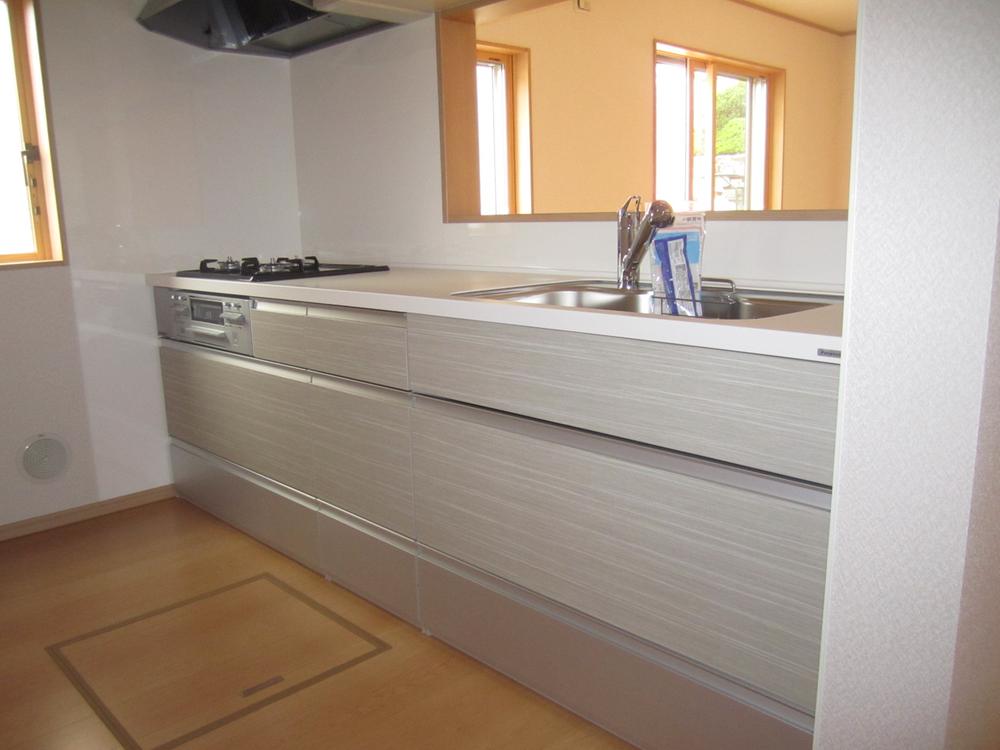 Kitchen. It is a photograph of the kitchen. It will bloom in the conversation of the family in the wider counter kitchen ^^