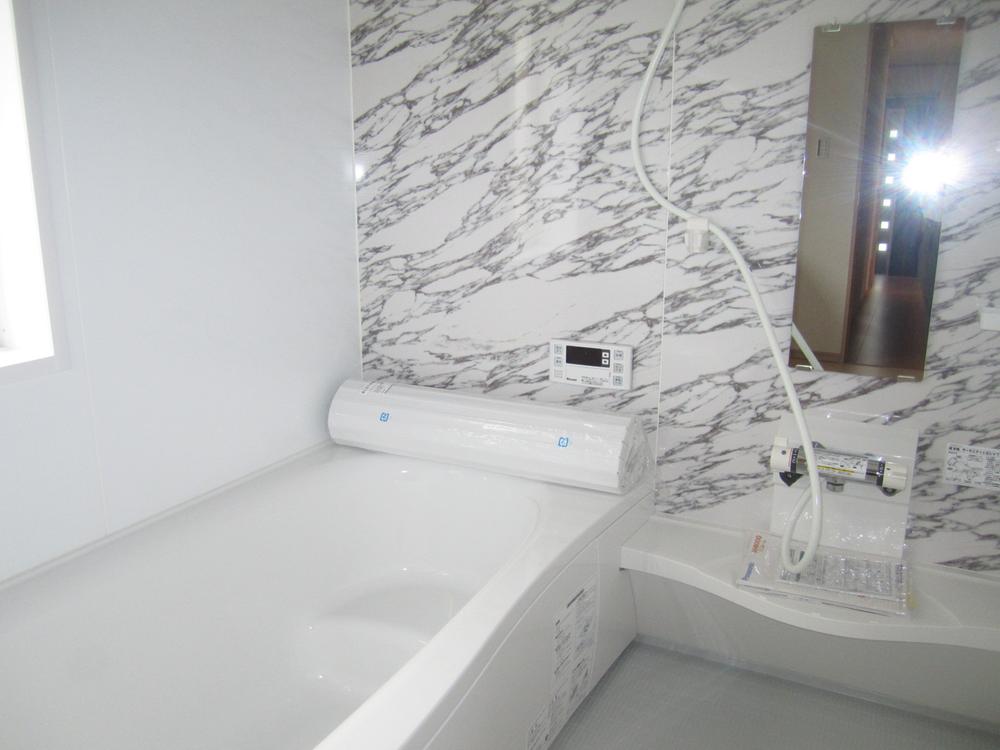 Bathroom. 1 tsubo or more of the spacious bathroom