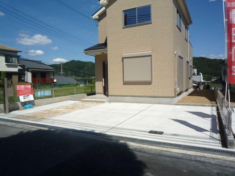 Parking lot. ■ Three PARKING your car! (1 Building parking lot) ■